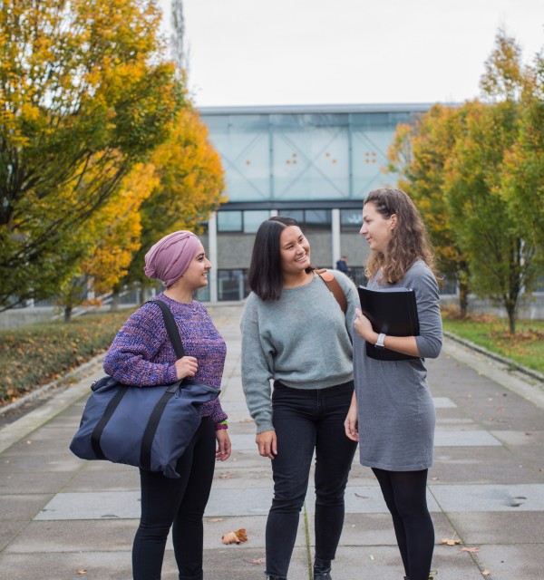 3 kvinnelige studenter utenfor Line-huset på Ullandhaug