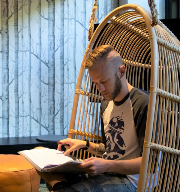 Nordisk og lesevitenskap, illustrasjonsfoto. Student som leser notater.