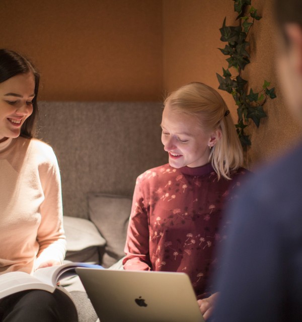 Studenter sitter og jobber sammen i studieverkstedet på UiS