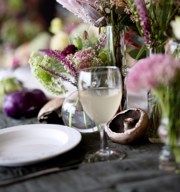 Bilde av blomster og dekket bord
