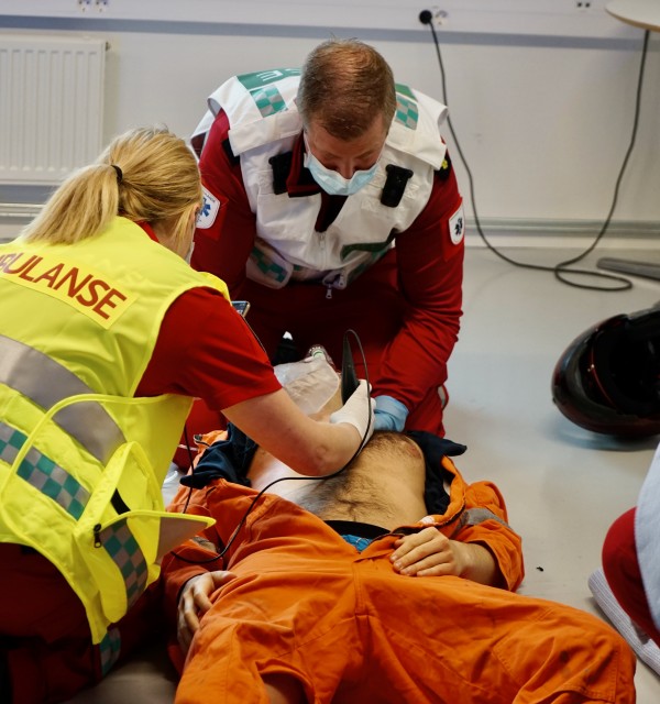 Simulering i HelseCampus Stavanger - Ambulansearbeider bruker ultralyd i undersøkelse av pasient på skadested