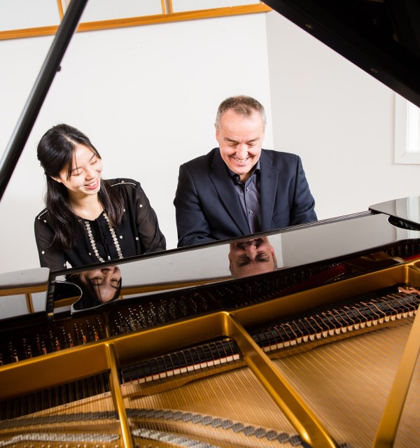 Prof. Erling Eriksen og klaverstudent ved Fakultet for utøvende kunstfag. Foto: Marius Vervik