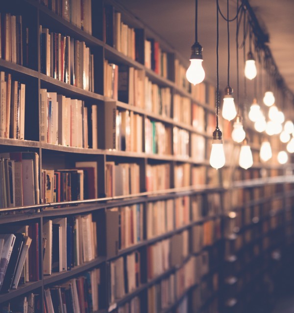 bokhylle i bibliotek