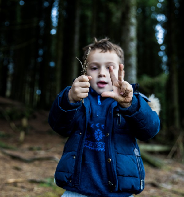 Gutt leker i skogen