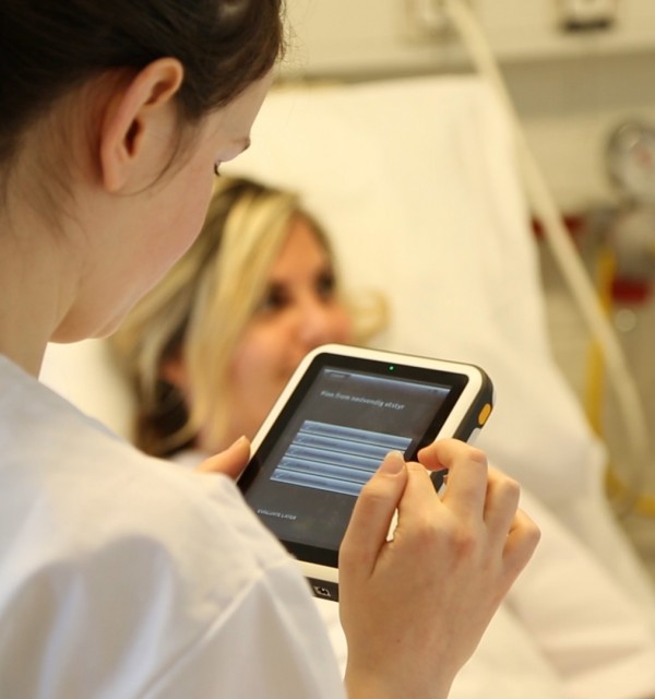 Sykepleiestudent bruker SimPad i utdanning
