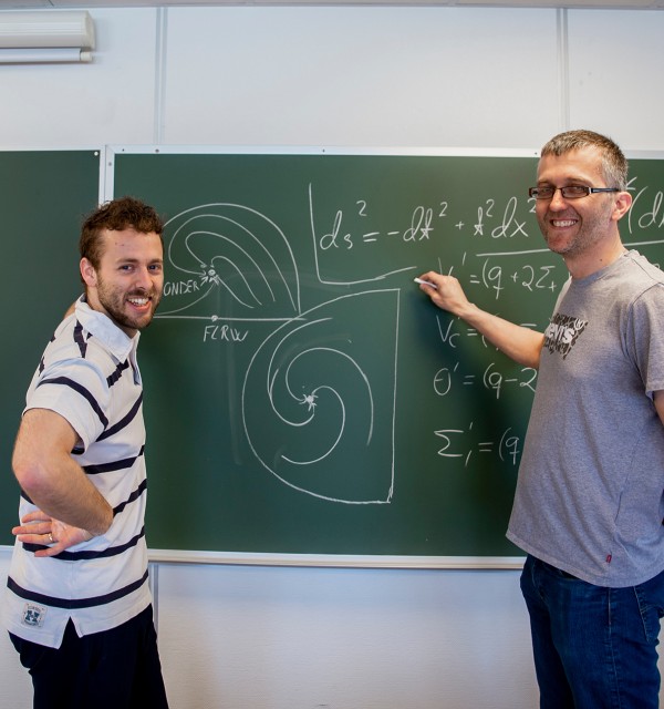 Ben David Normann og Sigbjørn Hervik viser formler på en tavle