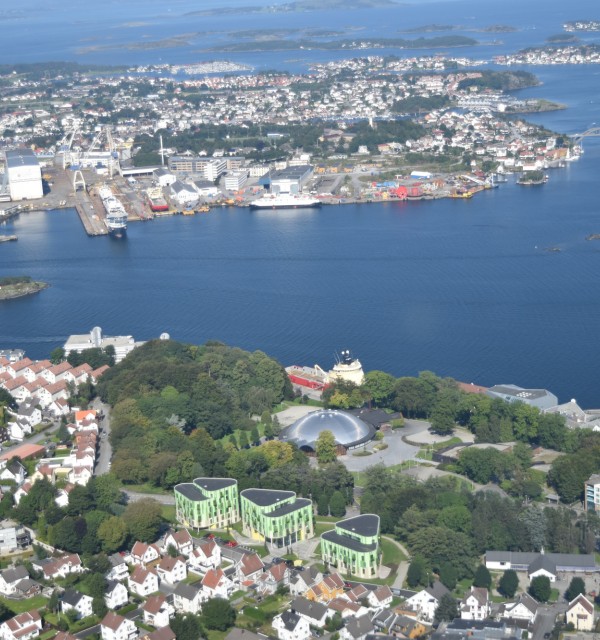 Flyfoto av campus Bjergsted og innseilingen til Stavanger