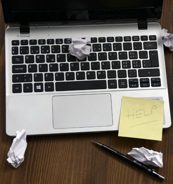 Laptop med post-it lap som det står "Hjelp" på