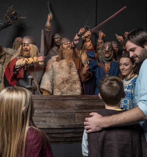 Familie ser på vikinger på museet 