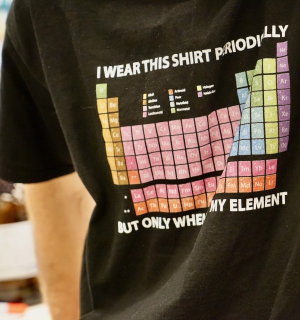 Svart T-skjorte med periodisk tabell på laboratoriet