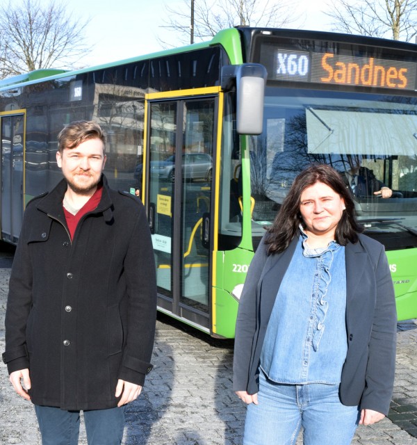 Studentene Arne Kragseth og Elisabeth Stene foran en grønn buss. De var med på den første piloten av ECIU University. De samarbeidet med Kolumbus om å finne bedre løsninger for kollektivtilbudet på Nord-Jæren.
