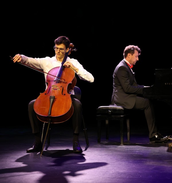 Vladimir Todea Babos (cello) og Kiril Kutin (klaver) på Avslutningsseremoni i Kuppelhallen, 28. mai 2021.