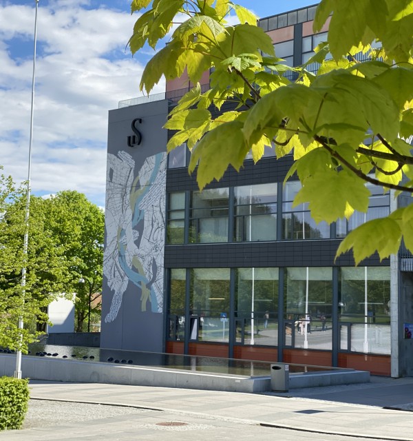 Arne Rettedals hus på campus Ullandhaug i sommerdrakt