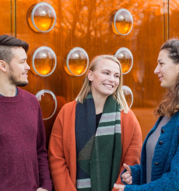 Studenter på campus