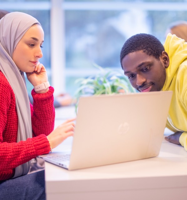 To studenter foran laptop