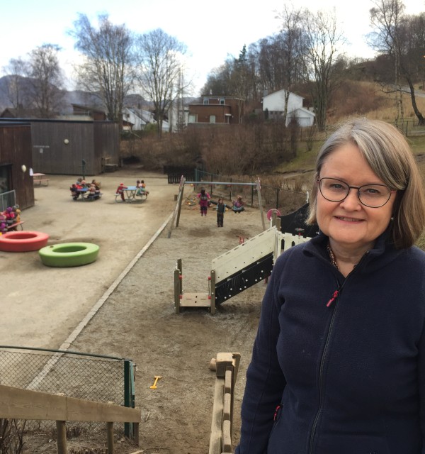 Carina Lange Moi, avdelingsleder ved Jåttå barnehage, foran barnehagen