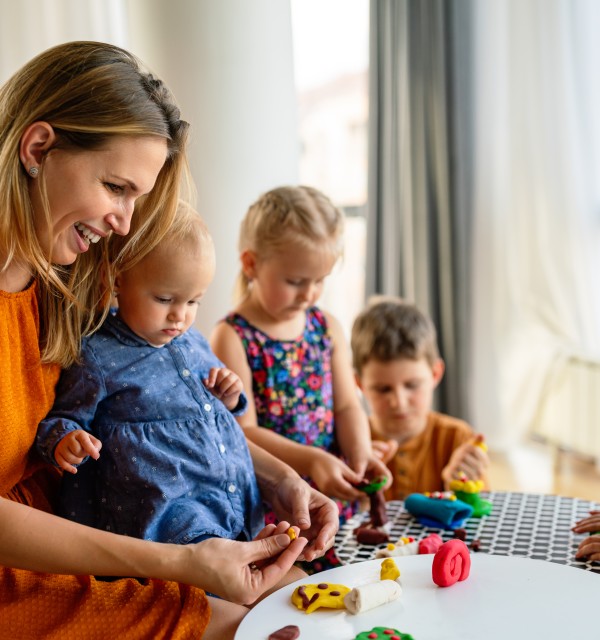 Voksen leker med barn i barnehage
