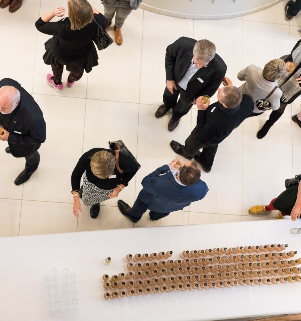 Mennesker sett ovenfra. Bildet tatt fra innovasjonsfest på Måltidets hus.