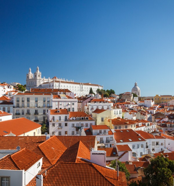 Del av gamleby i Lisboa med kirke på toppen