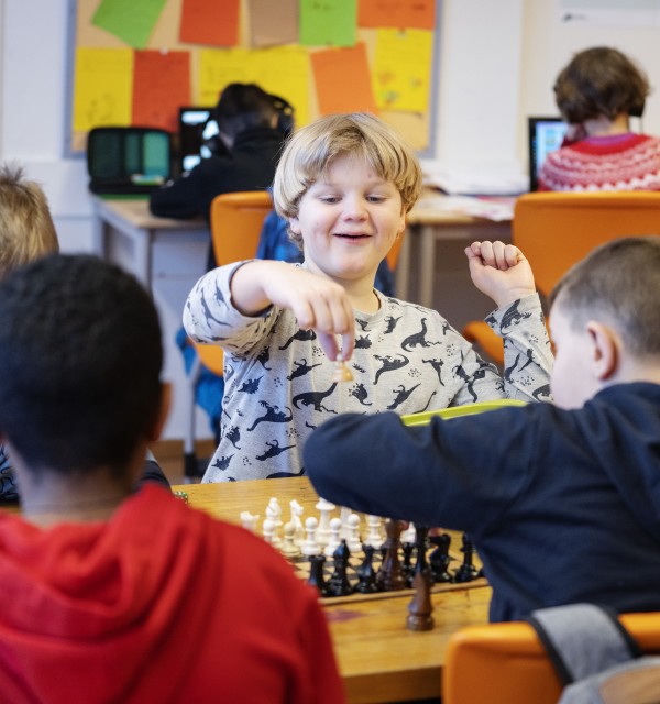 Barneskoleelever spiller sjakk. Foto: Marie von Krogh.