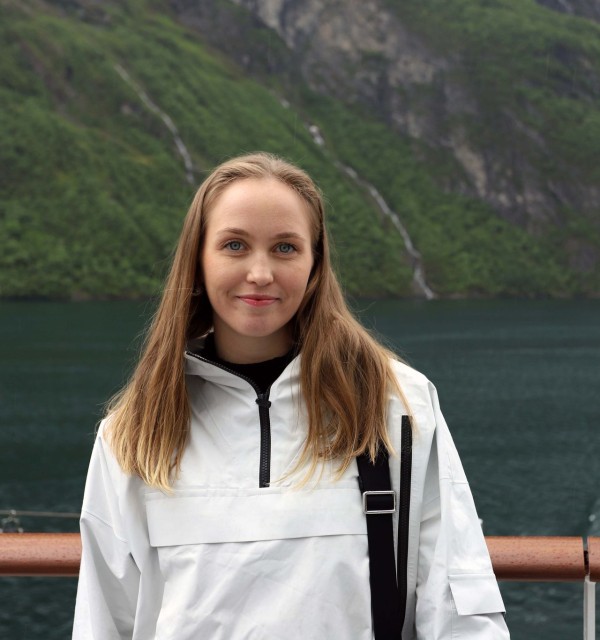 Økonomistudent Maria Herje på skip i Geirangerfjorden