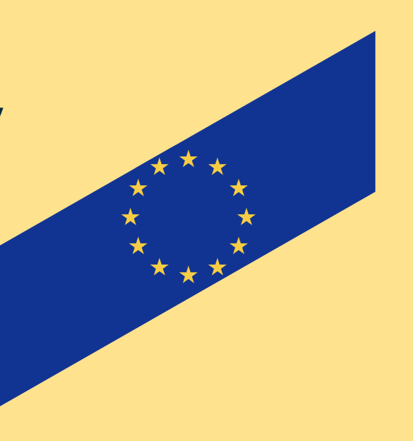 Blå EU-logo på skrå over gult banner med tekst: Next phase of ECIU University granted