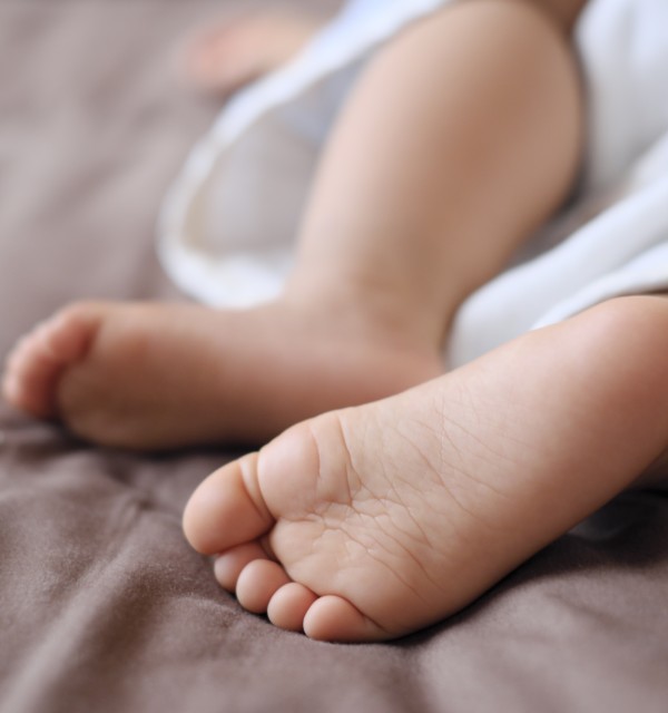 Nærbilde av føttene til en nyfødt baby