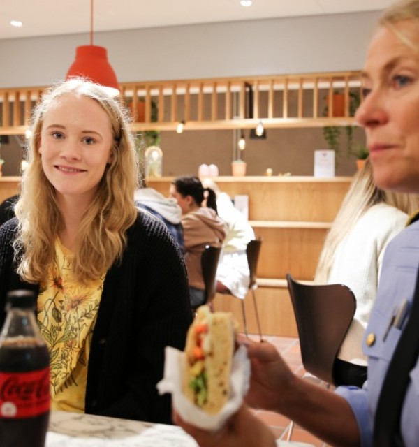 Student Amalie Kjendalen gleder seg til tollstudiet. Til høyre seksjonssjef Valborg Bishop i Tolletaten.