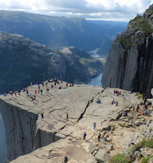 Preikestolen sett fra litt avstand med folk på platået