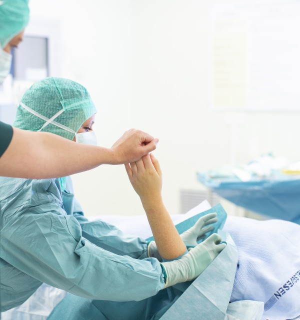 Operasjonssykepleiere klargjør pasient for operasjon. 