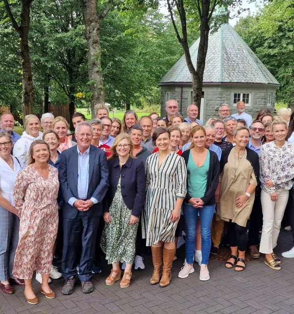 Fellesbilde av deltakere på et internasjonalt forskningsseminar