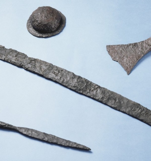 Vikingenes våpensett. Gjenstander fra Kyrkhus, Hjelmeland