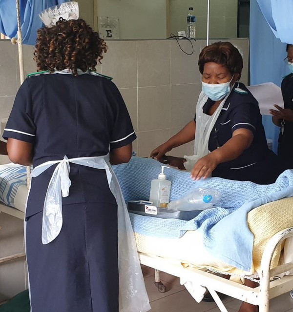 Helsepersonell i Malawi øver på behandling av pasient som ligger i en sykehusseng