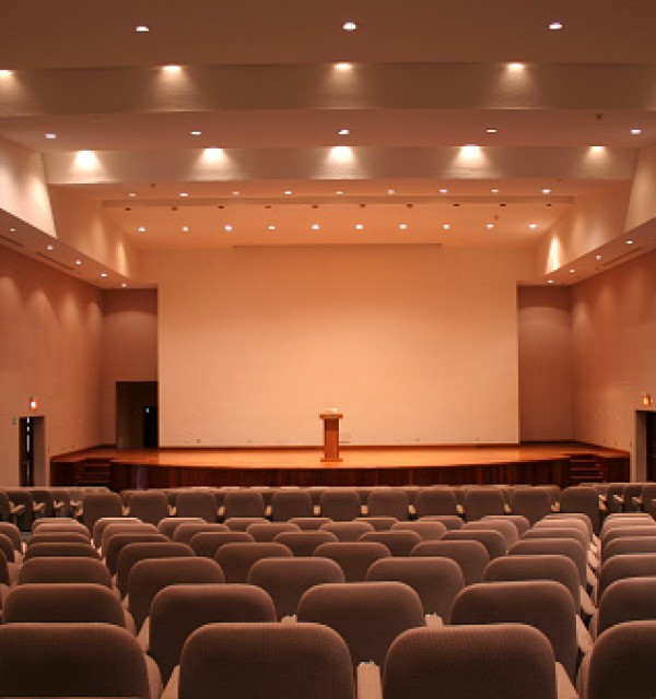tomt auditorium med scene