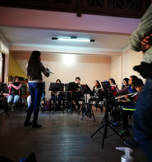 Fløytestudenter i Bolivia får undervisning