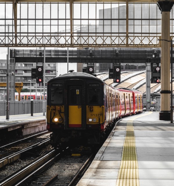 Tog ved platform, togstasjon
