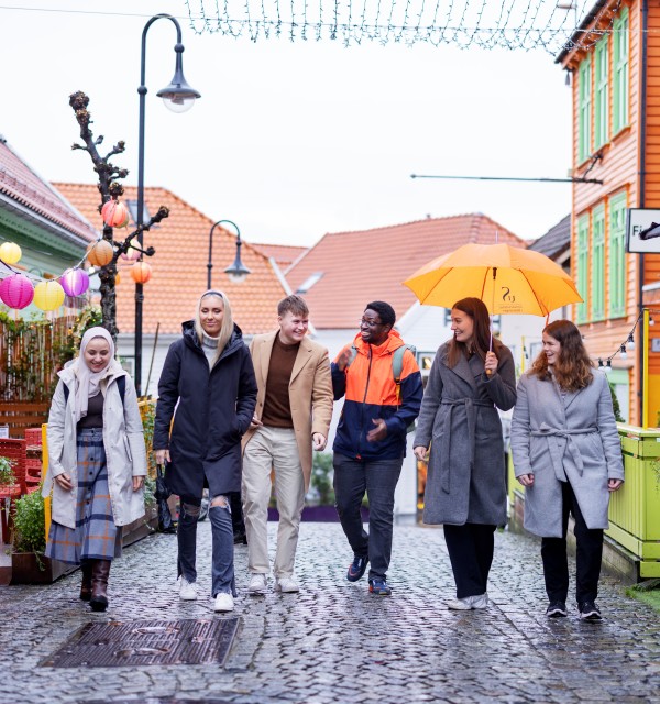 Seks glade studenter i fargegaten i Stavanger sentrum