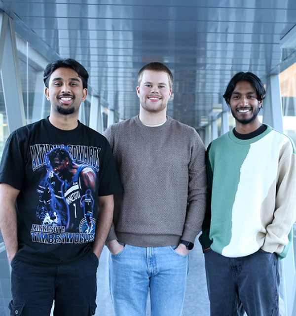 Jathoosan, Ravn og Vaishanth tar en bachelor i bygg