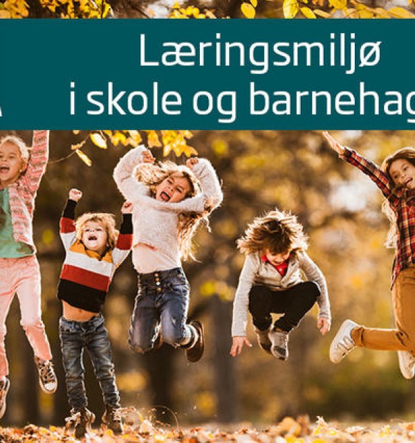 Profilbanner for podkasten Læringsmiljø i skole og barnehage, med logo, tittel og bilde av fem barn som hopper høyt i en skog med høstfarger.
