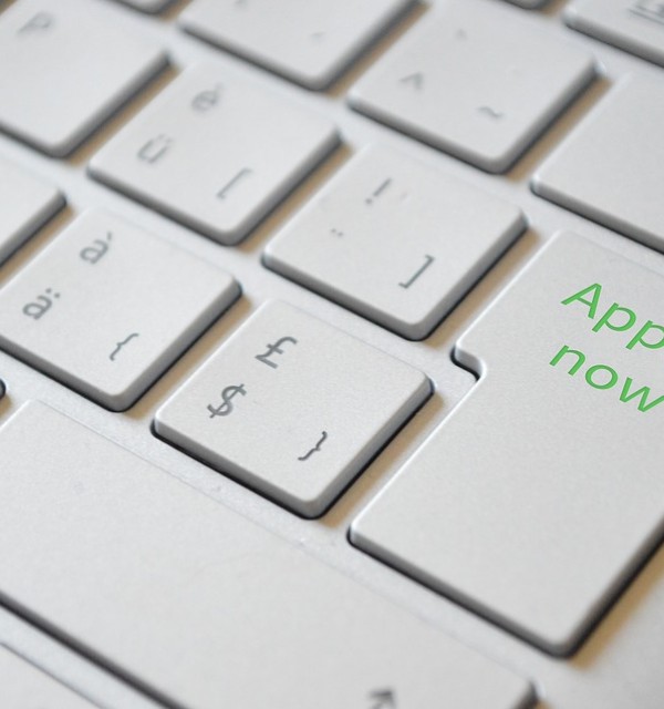 Tastatur med teksten "Apply now" på enter-knappen_illustrasjon