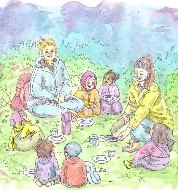 Illustrasjon av to barnehageansatte og flere barnehagebarn som sitter og spiser mat på tur i skogen