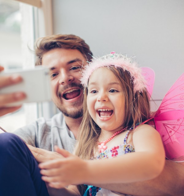 Far og datter tar selfie sammen. 