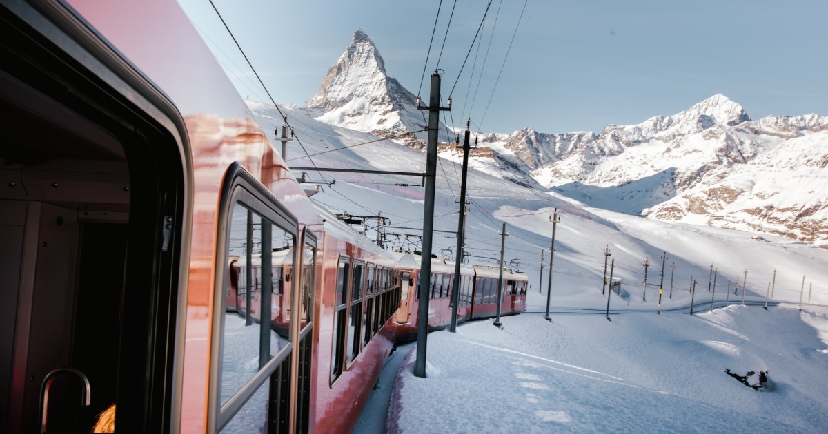 Utsikt fra tog i vinterlandskap