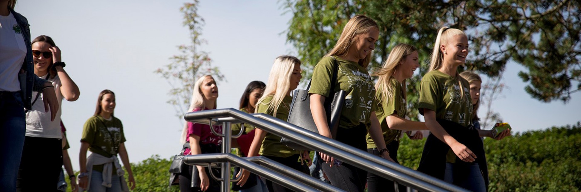 Studenter i trapp ute på campus_studiestart august