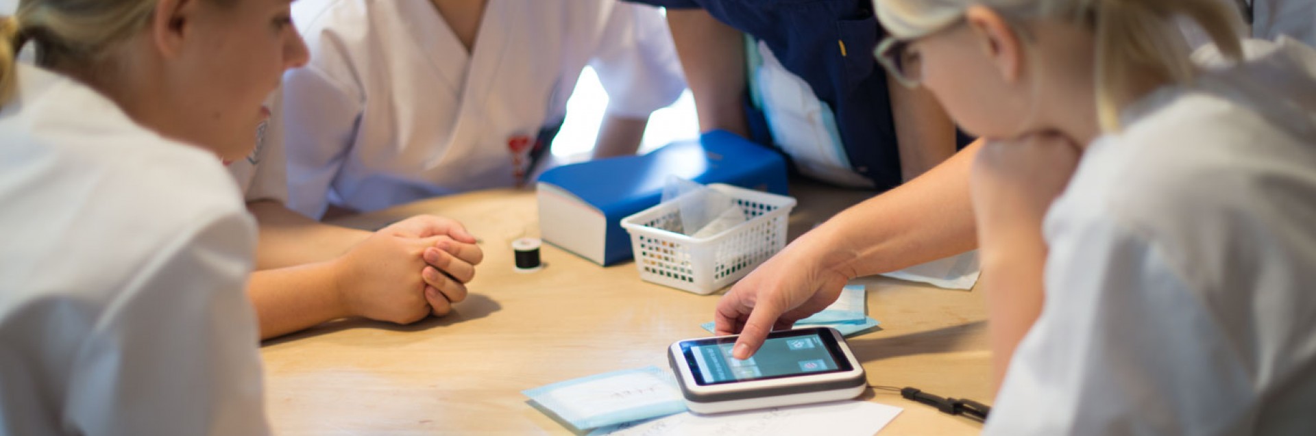 Sykepleiestudenter i lab