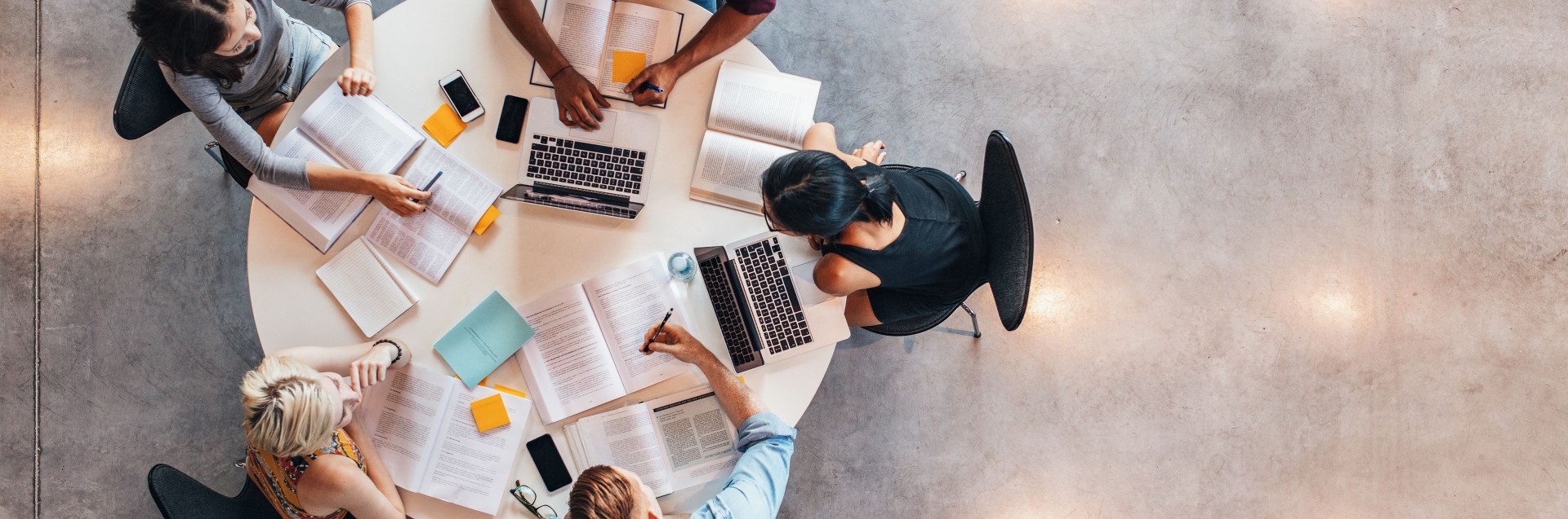 studenter rundt et bord. Foto: Shutterstock