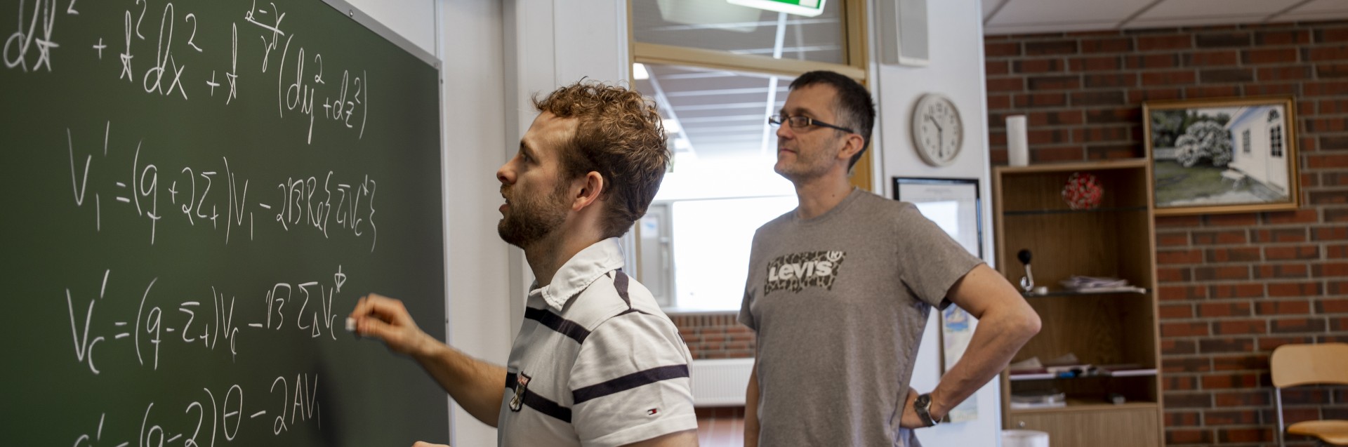 Ben David Normann og Sigbjørn Hervik skriver formler på tavlen