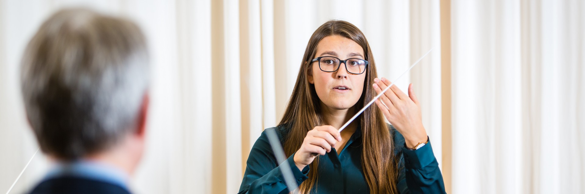 Dirigentstudent Guri Haugli ved Fakultet for utøvende kunstfag. Foto: Marius Vervik