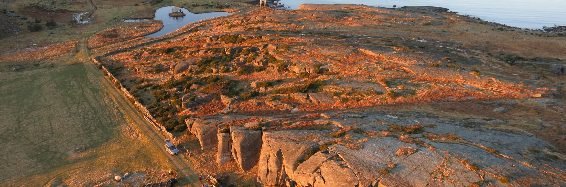 Dronefoto av helleristningsfeltet