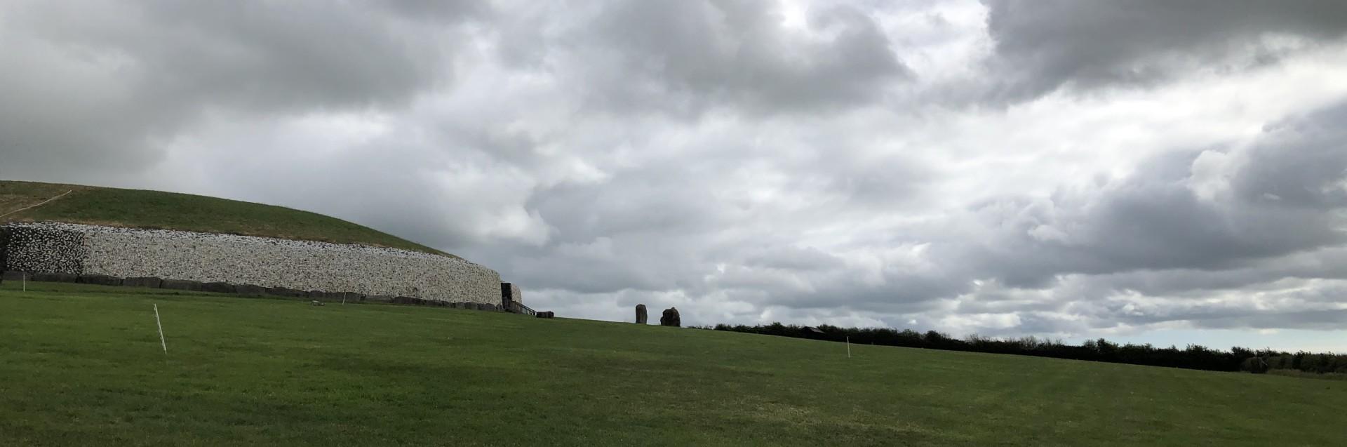 Newgrange slik den fremstår i dag. Den ble rekonstruert på bakgrunn av utgravningsresultater på 1960-tallet. Foto: Astrid J. Nyland, AM.